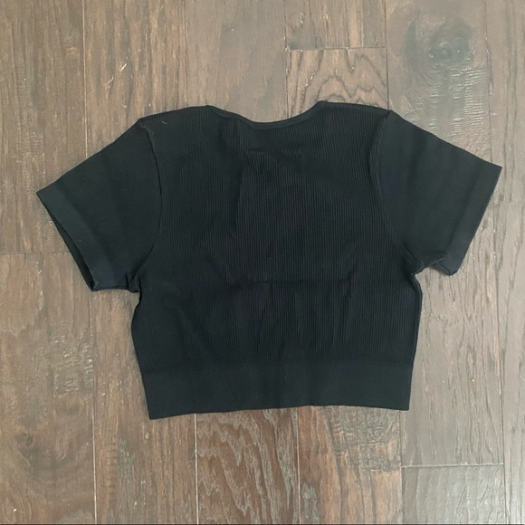 NWOT black ribbed athleisure crop top size L - Picture 2 of 3